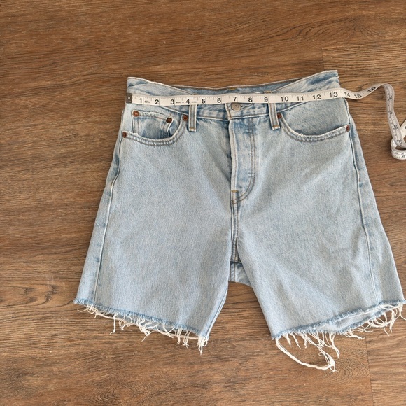 Levi’s Wedgie Mid Thigh Cut Off Shorts - Picture 6 of 9